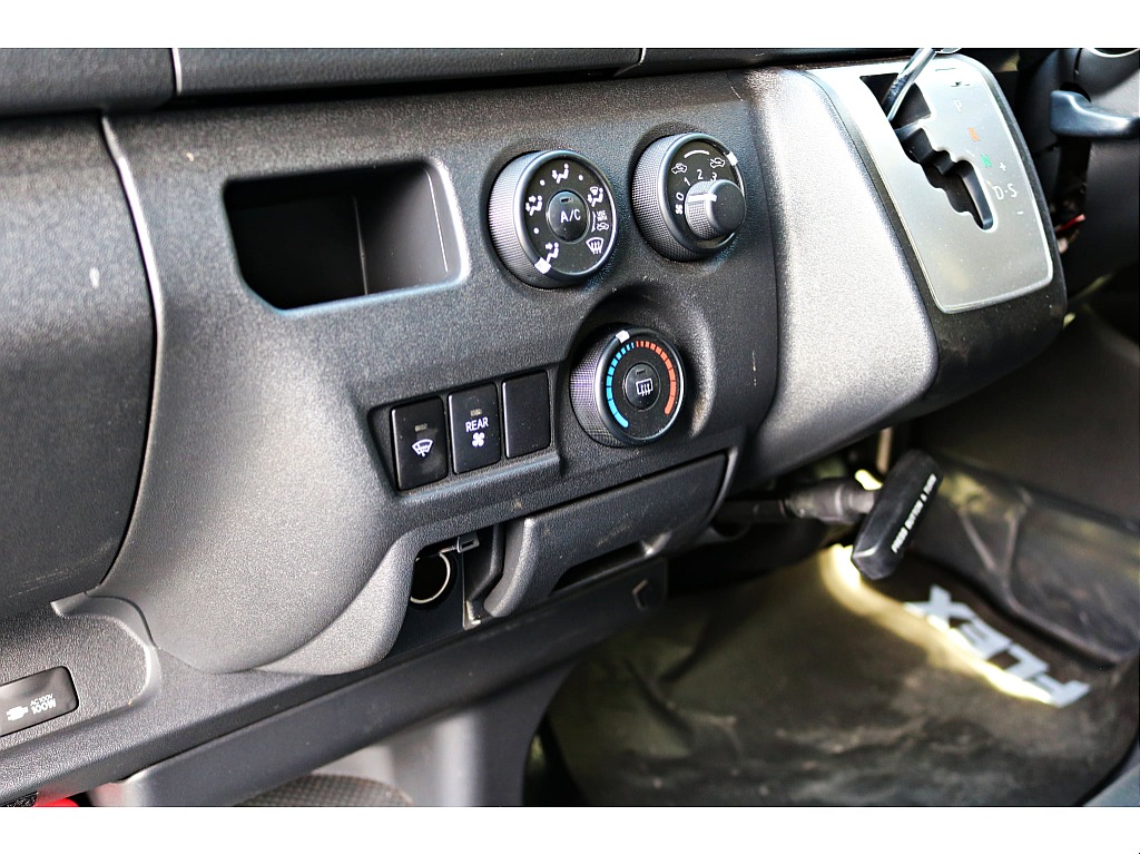 R6年式　ハイエースバン　DX　スーパーロング　ディーゼルターボ4WD　ダークプライムシート＆フローリングカスタム♪