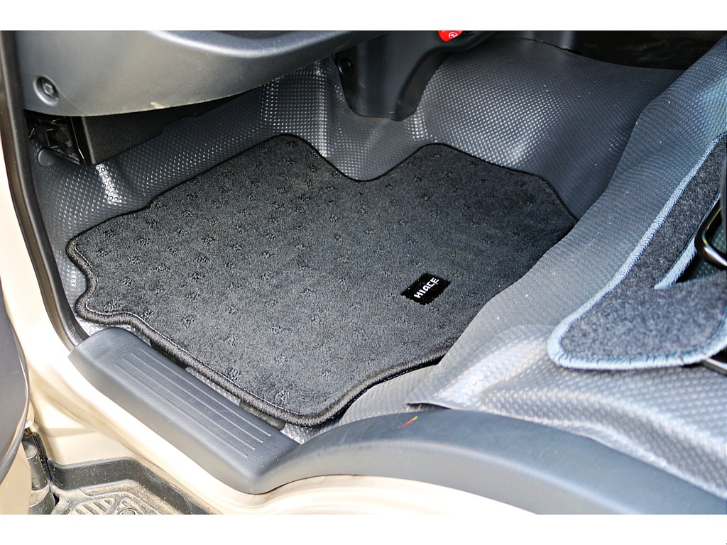 R6年式　ハイエースバン　DX　スーパーロング　ディーゼルターボ4WD　ダークプライムシート＆フローリングカスタム♪