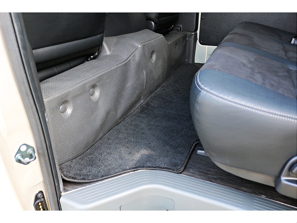 R6年式　ハイエースバン　DX　スーパーロング　ディーゼルターボ4WD　ダークプライムシート＆フローリングカスタム♪