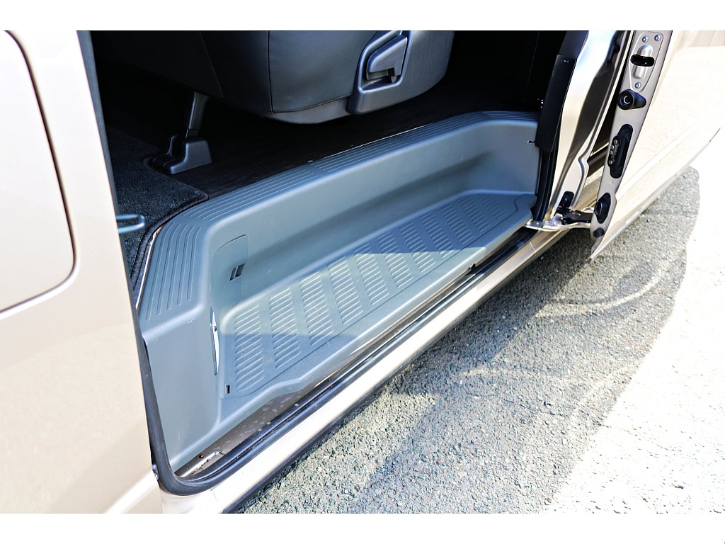 R6年式　ハイエースバン　DX　スーパーロング　ディーゼルターボ4WD　ダークプライムシート＆フローリングカスタム♪