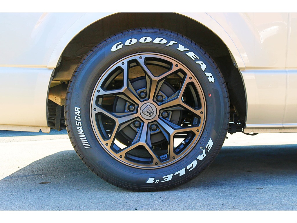 R6年式　ハイエースバン　DX　スーパーロング　ディーゼルターボ4WD　ダークプライムシート＆フローリングカスタム♪