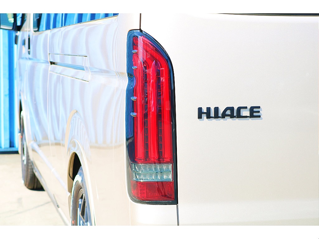 R6年式　ハイエースバン　DX　スーパーロング　ディーゼルターボ4WD　ダークプライムシート＆フローリングカスタム♪