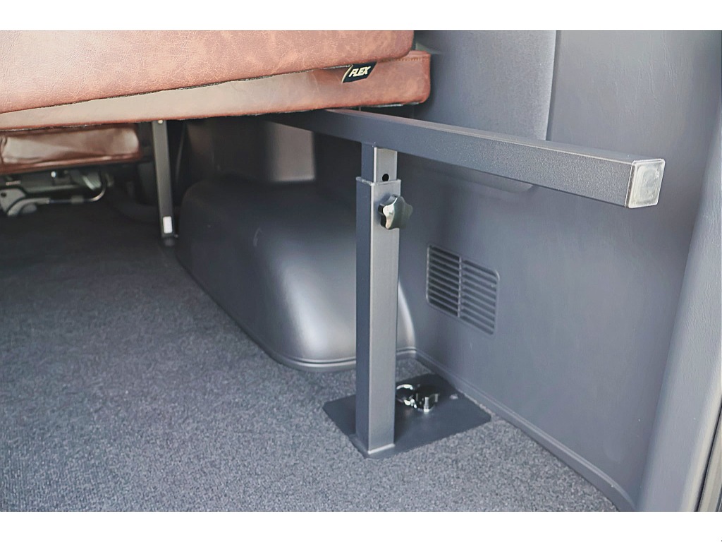 ベットキットの脚も荷室空間の邪魔にならない設定です！
