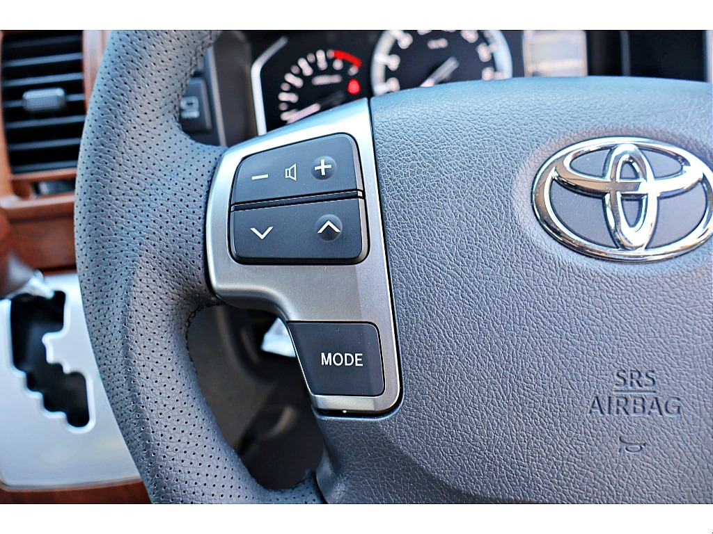 ステアリング左にはオーディオの音量やモードの切り替えができます♪