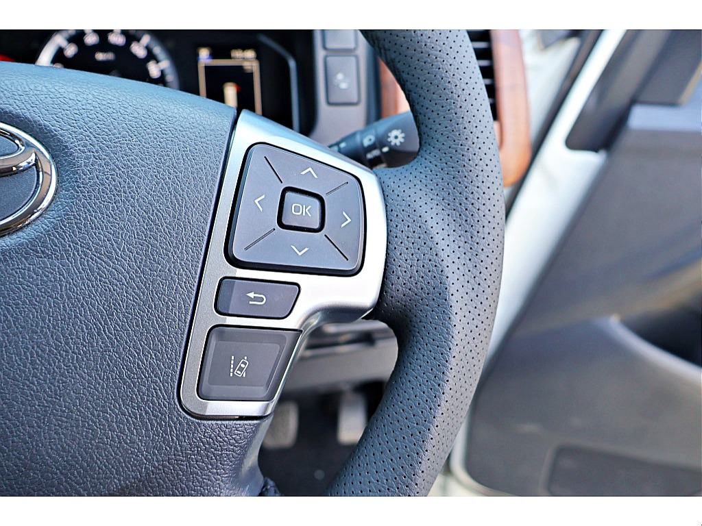 ステアリングの右側はマルチインフォメーションディスプレイの操作が可能♪