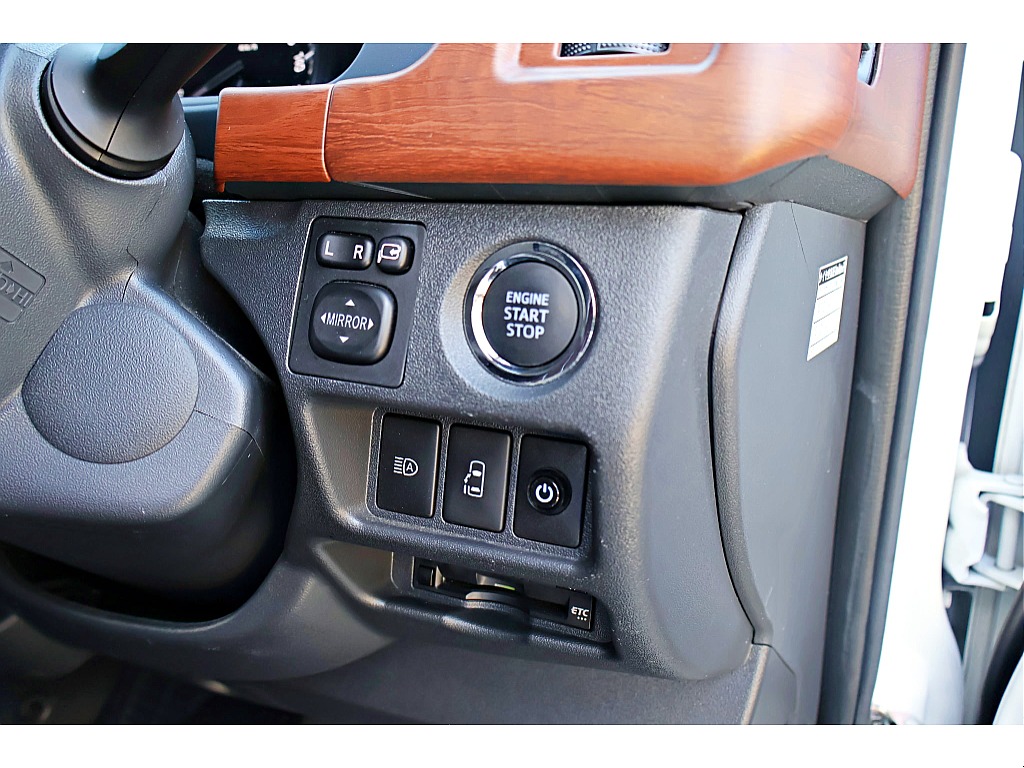 プッシュスターター　パワスラ操作スイッチ　ビルトインETC　等、使いやすい位置に配置♪