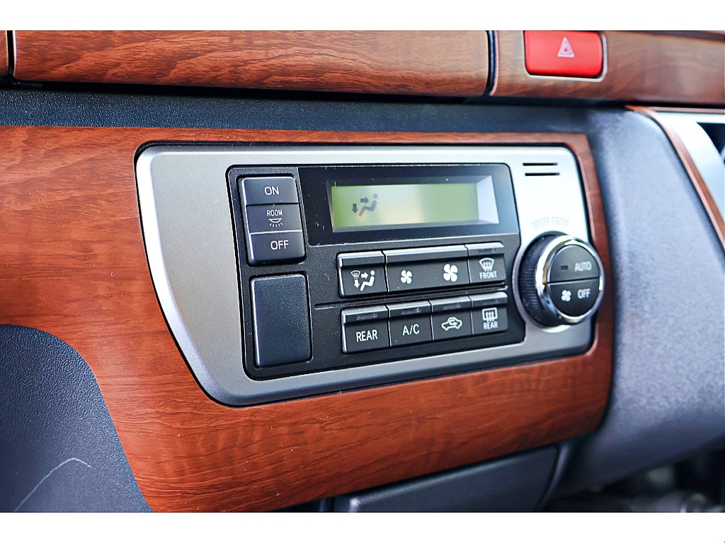 設定温度に合わせて風量や吹出しモード自動制御するオートエアコンを装備♪