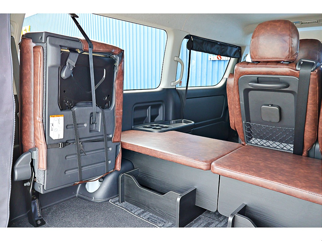 4列目シートは左右に跳ね上げ可能♪これで荷物も積めちゃいます♪