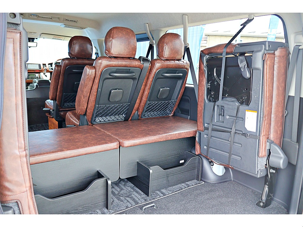 4列目シートは左右に跳ね上げ可能♪これで荷物も積めちゃいます♪