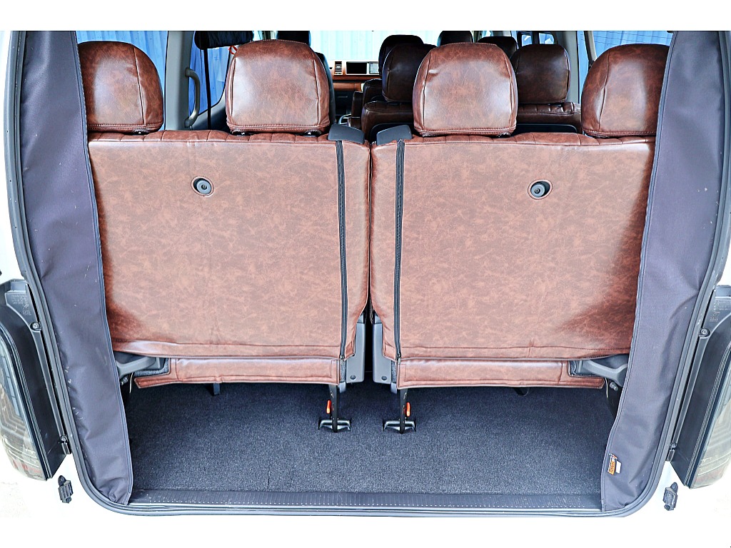 4列目シートは左右に跳ね上げ可能♪これで荷物も積めちゃいます♪