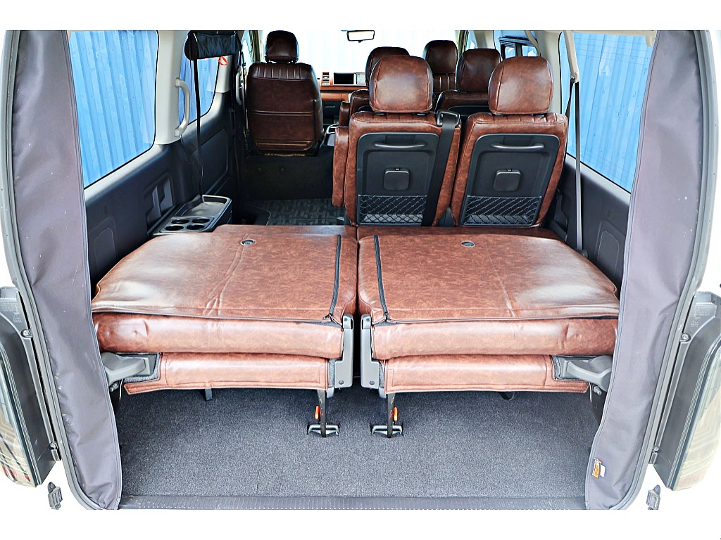 4列目シートは左右に跳ね上げ可能♪これで荷物も積めちゃいます♪