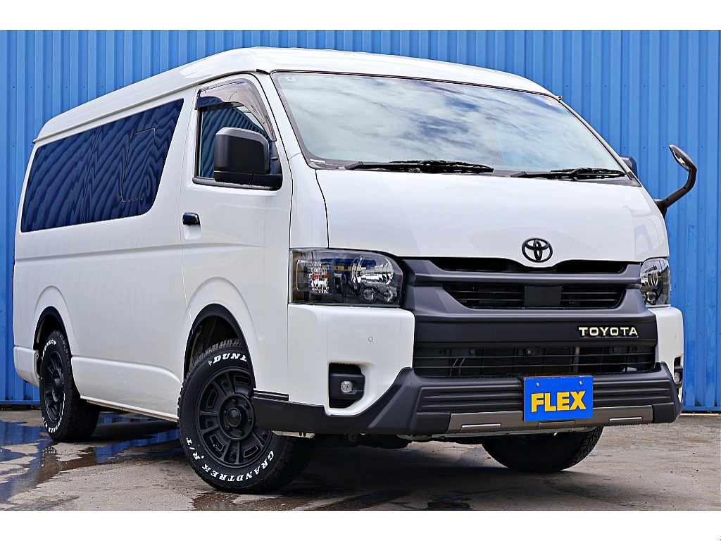 R4年式4WDハイエースワゴン♪　ブラックPKGにTOYOTAロゴのアクセント＆クラシックなインテリア♪