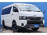 R4年式4WDハイエースワゴン♪　ブラックPKGにTOYOTAロゴのアクセント＆クラシックなインテリア♪
