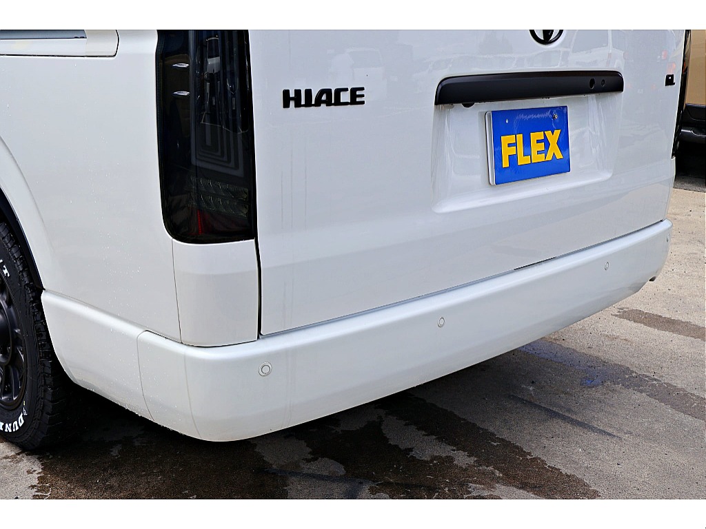 R4年式4WDハイエースワゴン♪　ブラックPKGにTOYOTAロゴのアクセント＆クラシックなインテリア♪