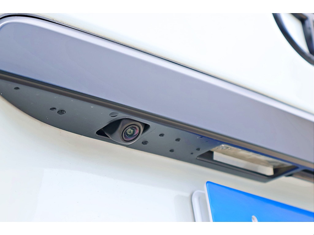 パノラミックビューモニター装備　運転席からの目視だけでは見にくい車両周辺の状況をリアルタイムで表示♪