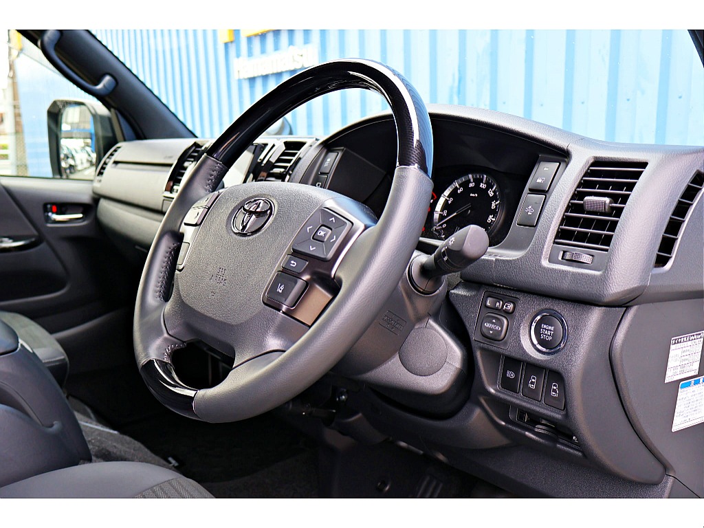 運転席周りのコックピットもシックな内装♪