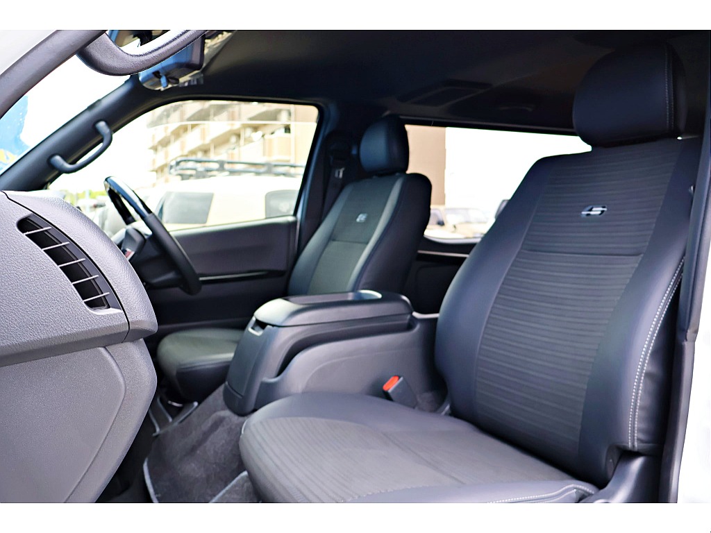 助手席にも【S】マーク付きハーフレザーシート♪