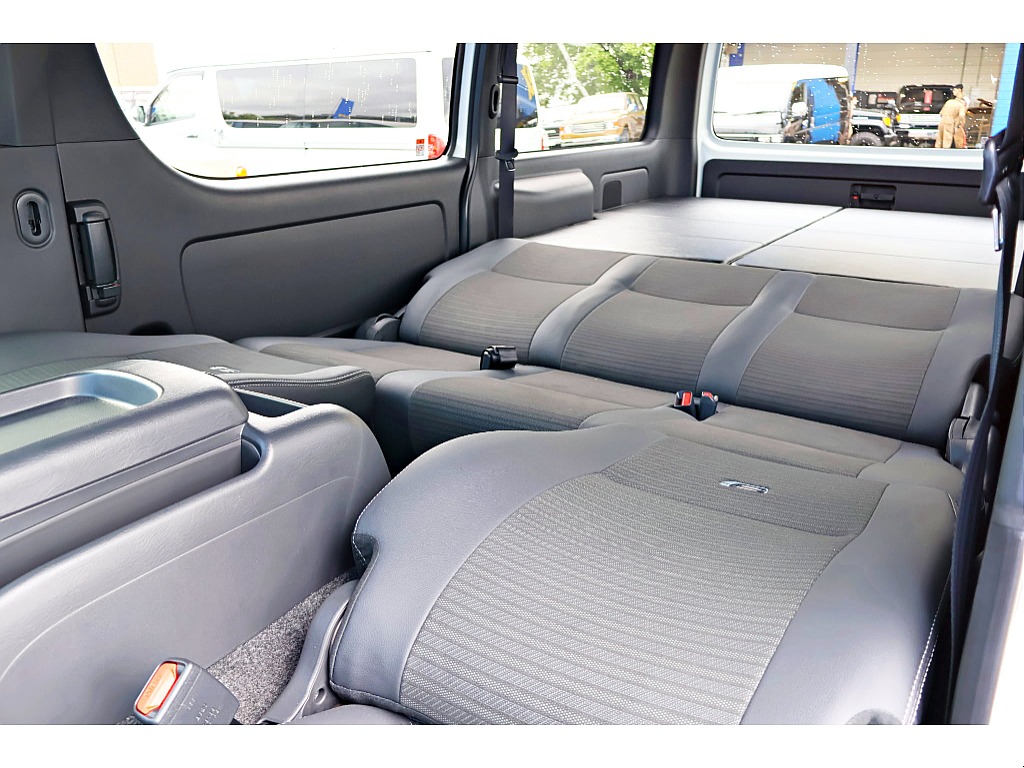 ヘッドレストを外してフラット展開も可能♪