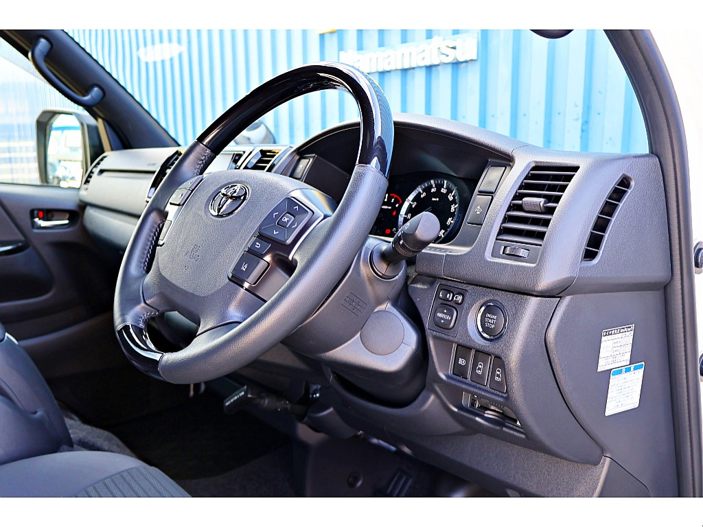 ステアリングから手を放すことなく音量やモードの切り替えができます♪