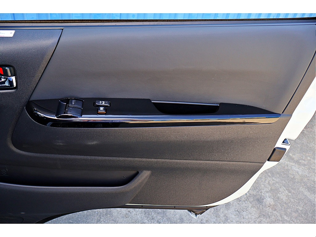 ダークプライムS専用内装♪カーボン調ドアパネルがアクセント♪