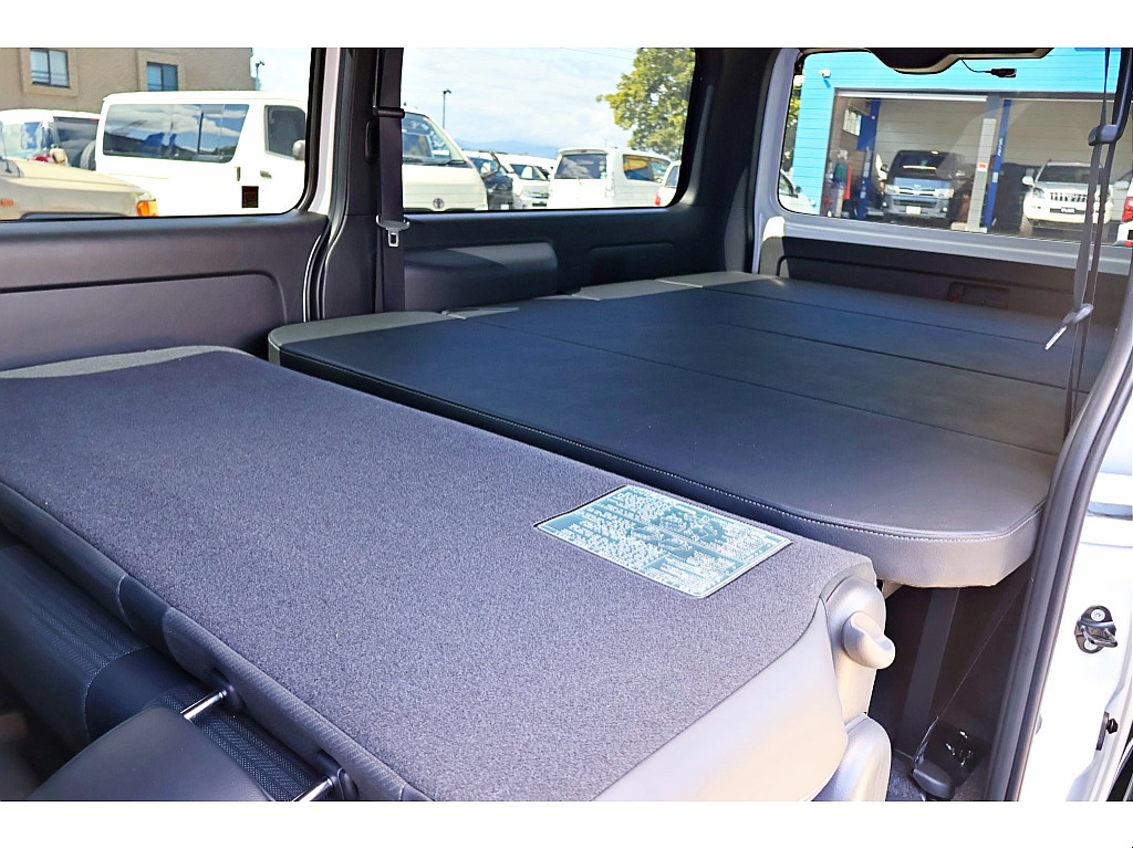 2列目シートを倒すとベットキットとフラットに♪