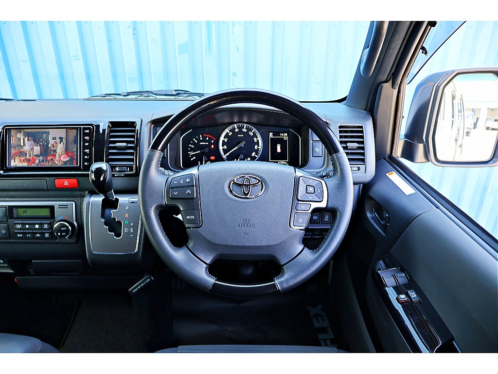 ダークプライムS専用内装♪カーボン調ステアリングがアクセント♪