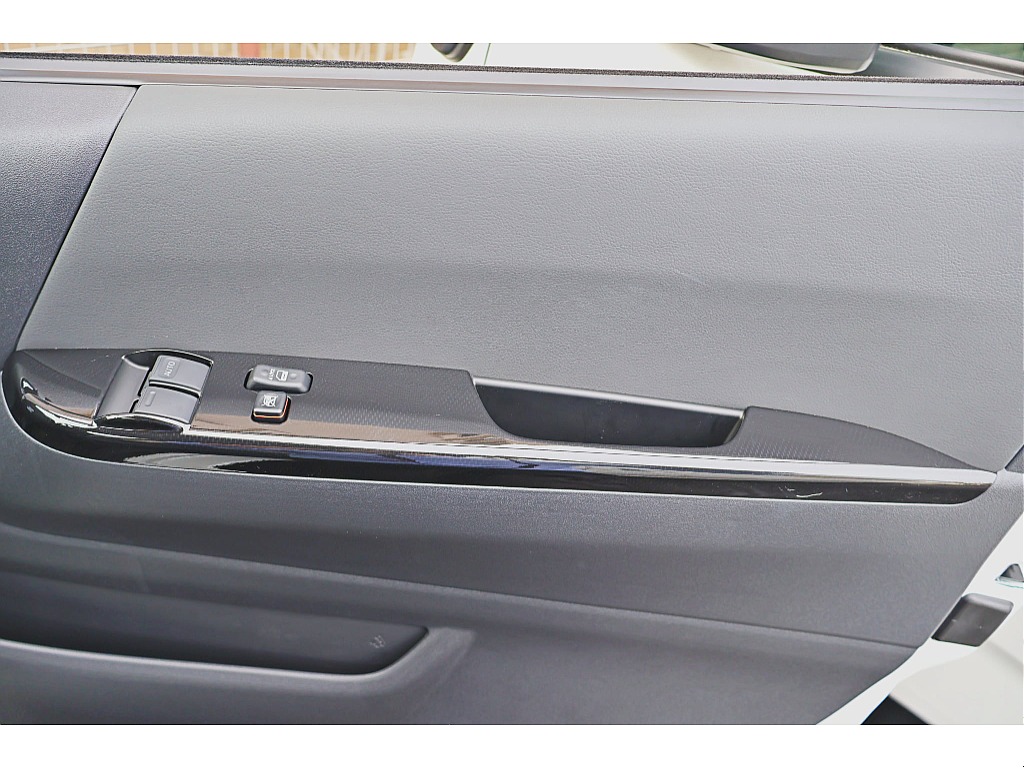 ダークプライムS専用のカーボン調インテリア♪隅々まで特別感のある仕上がりが印象的♪