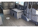 内装架装【familiar】後向きのサードシートはマットの組み替えにより出現♪