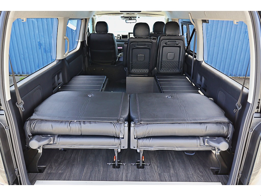 4列目シートは左右に跳ね上げ可能♪これで荷物も積めちゃいます♪