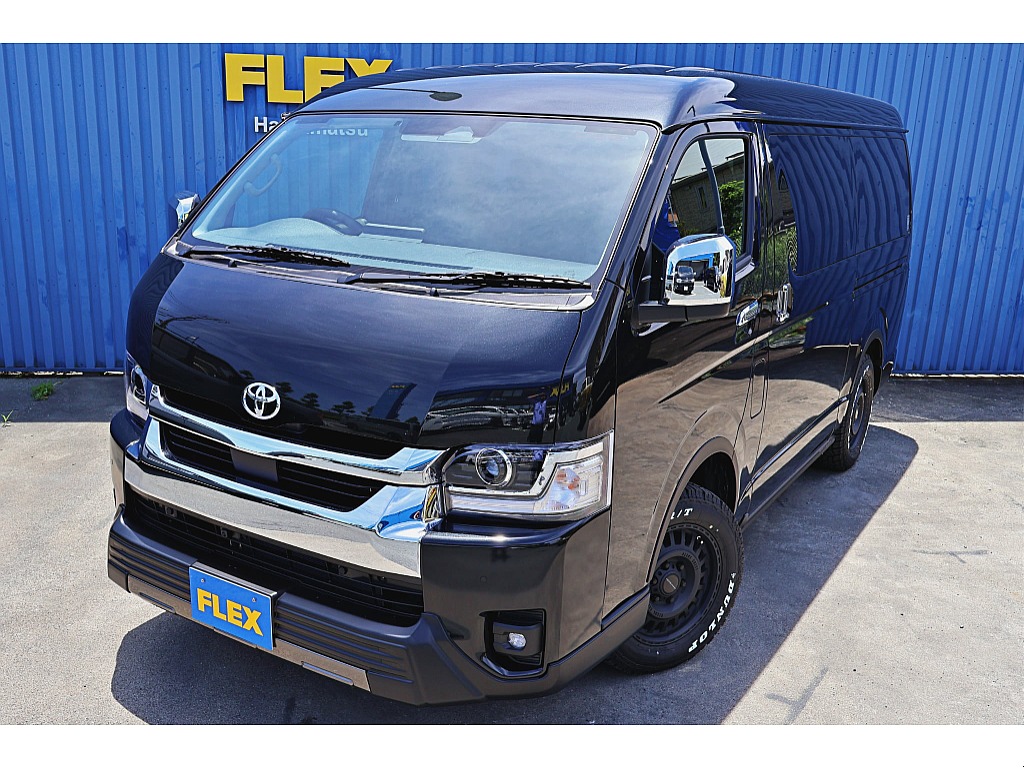ワイドボディ、ミドルルーフは堂々の存在感♪