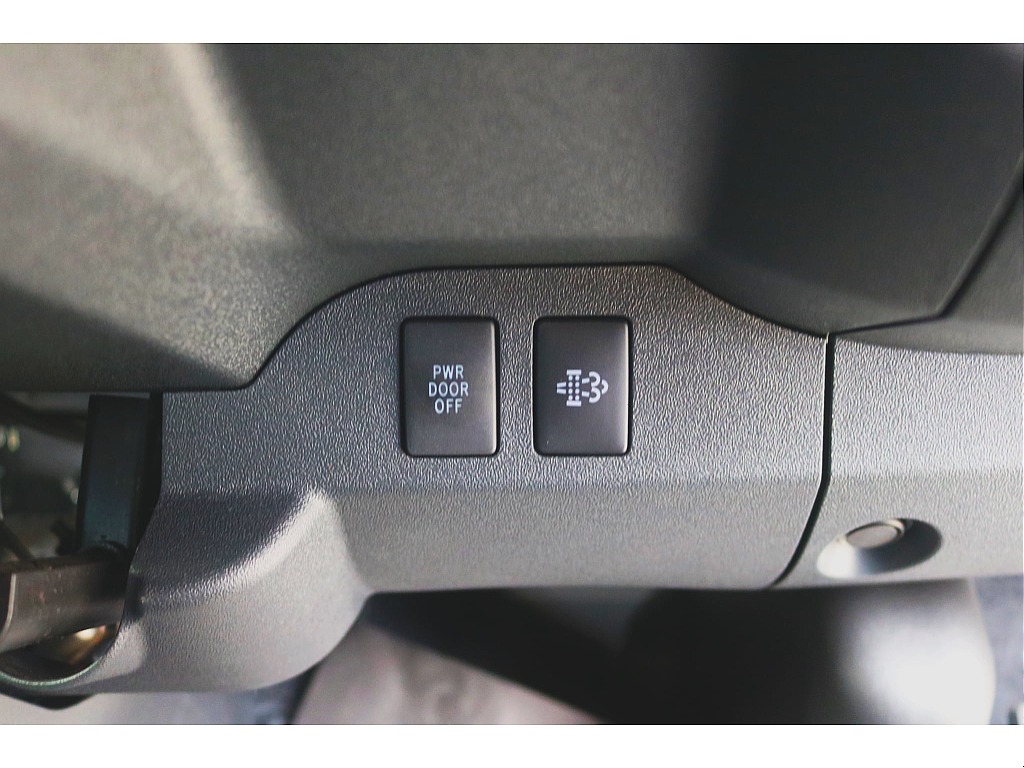 プッシュスターター　ドアミラーの操作スイッチ　ビルトインETC　等、使いやすい位置に配置♪