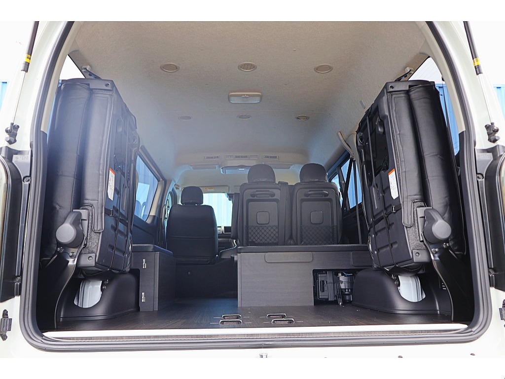 両側跳ね上げ式4列目シートで荷物も乗せちゃいます！！