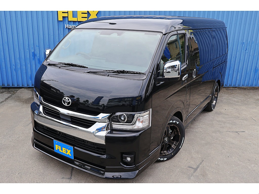ワイドボディ、ミドルルーフは堂々の存在感♪