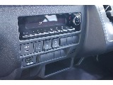 設定温度に合わせて風量や吹出しモード自動制御するオートエアコンを装備♪