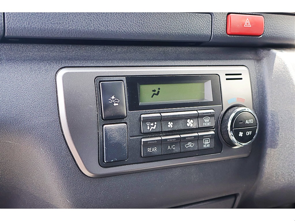 設定温度に合わせて風量や吹出しモード自動制御するオートエアコンを装備♪