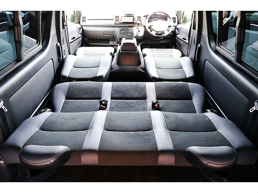 フルフラットで広々空間♪車中泊もできちゃいます♪