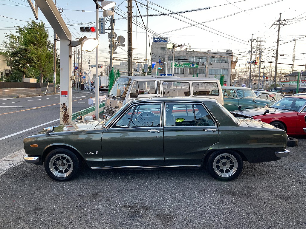 日産 スカイライン　4ドア(10枚目)