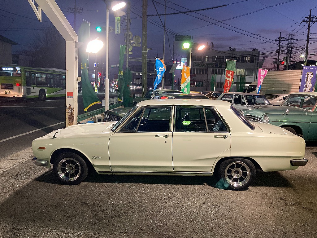 日産 スカイライン　4ドア(10枚目)