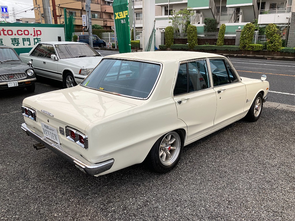 日産 スカイライン　4ドア(2枚目)