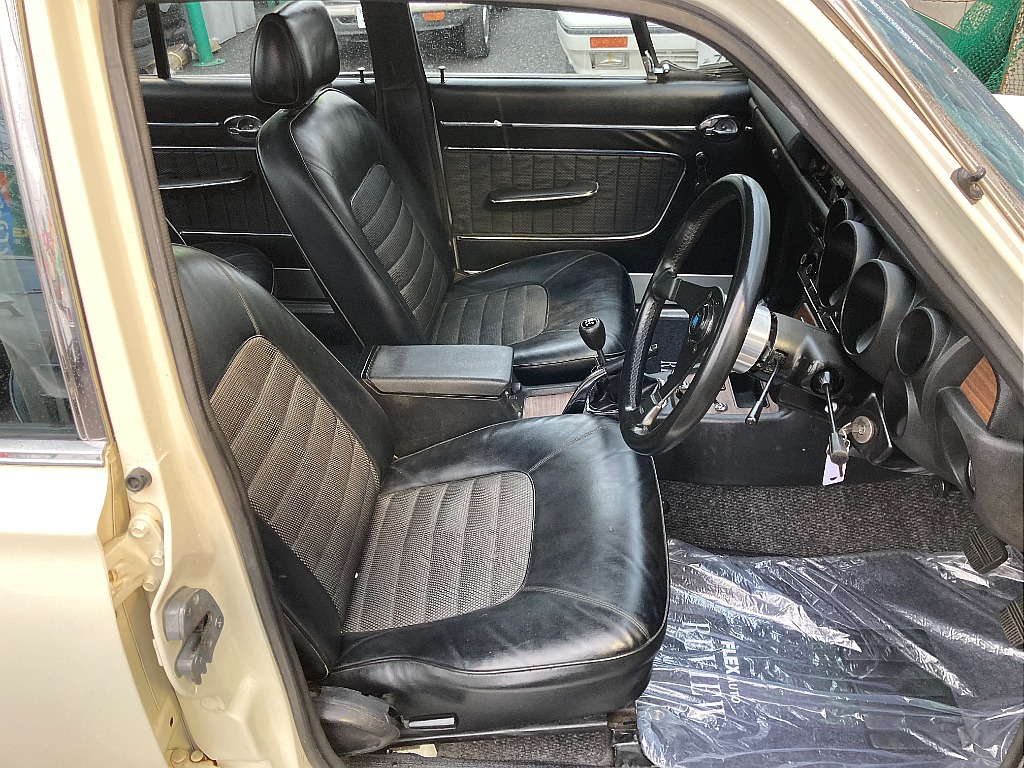 日産 スカイライン　4ドア(5枚目)
