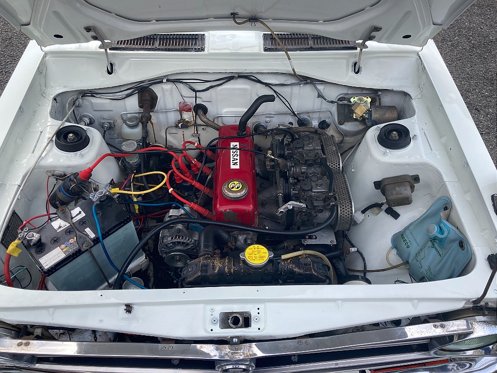 日産 サニー　4ドア(4枚目)