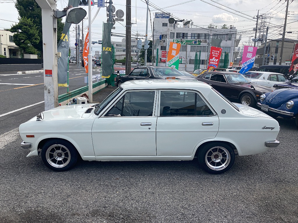 日産 サニー　4ドア(10枚目)