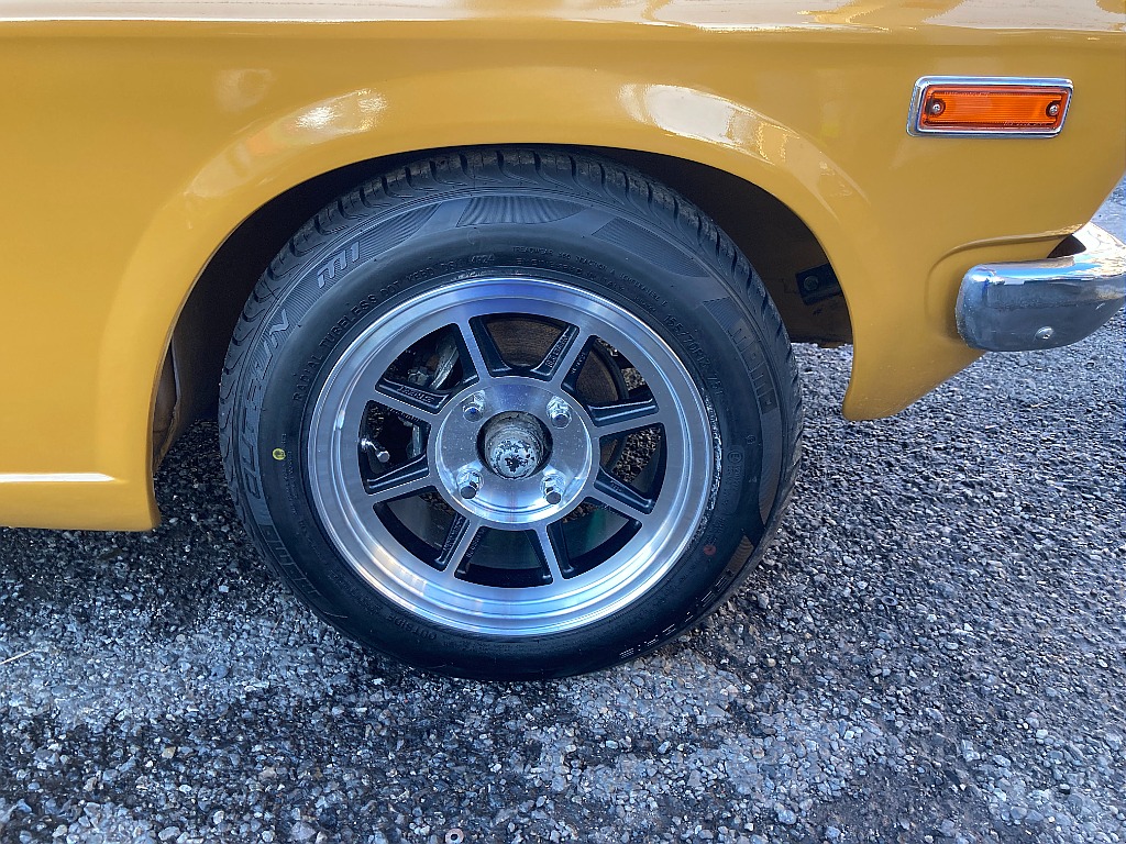 日産 サニー　4ドアセダン(3枚目)