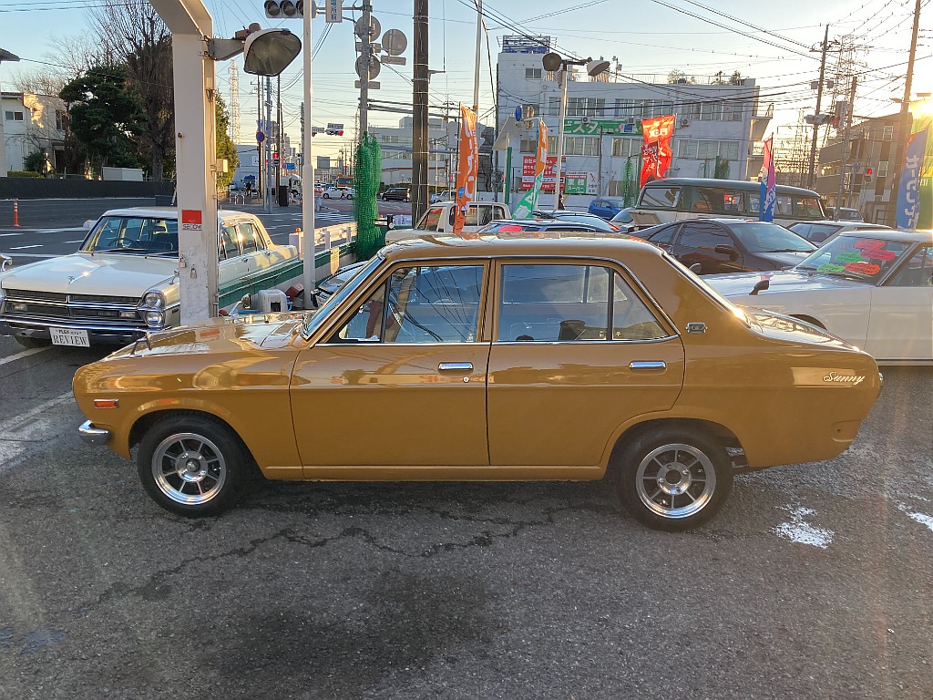 日産 サニー　4ドアセダン(5枚目)