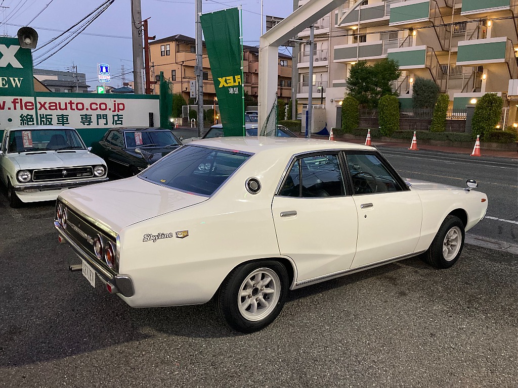 日産 スカイライン　4ドア(2枚目)