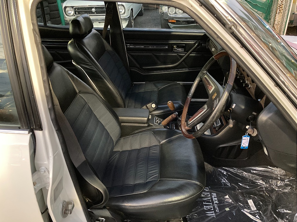 日産 スカイライン　4ドア(5枚目)