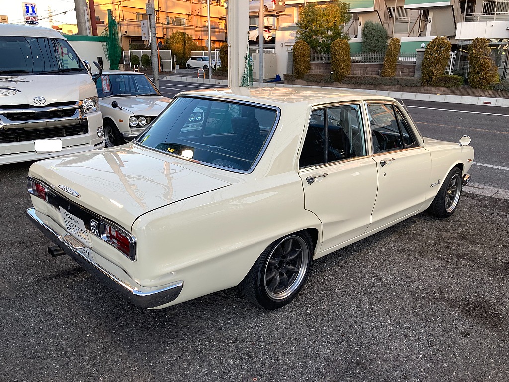 日産 スカイライン　4ドア(2枚目)