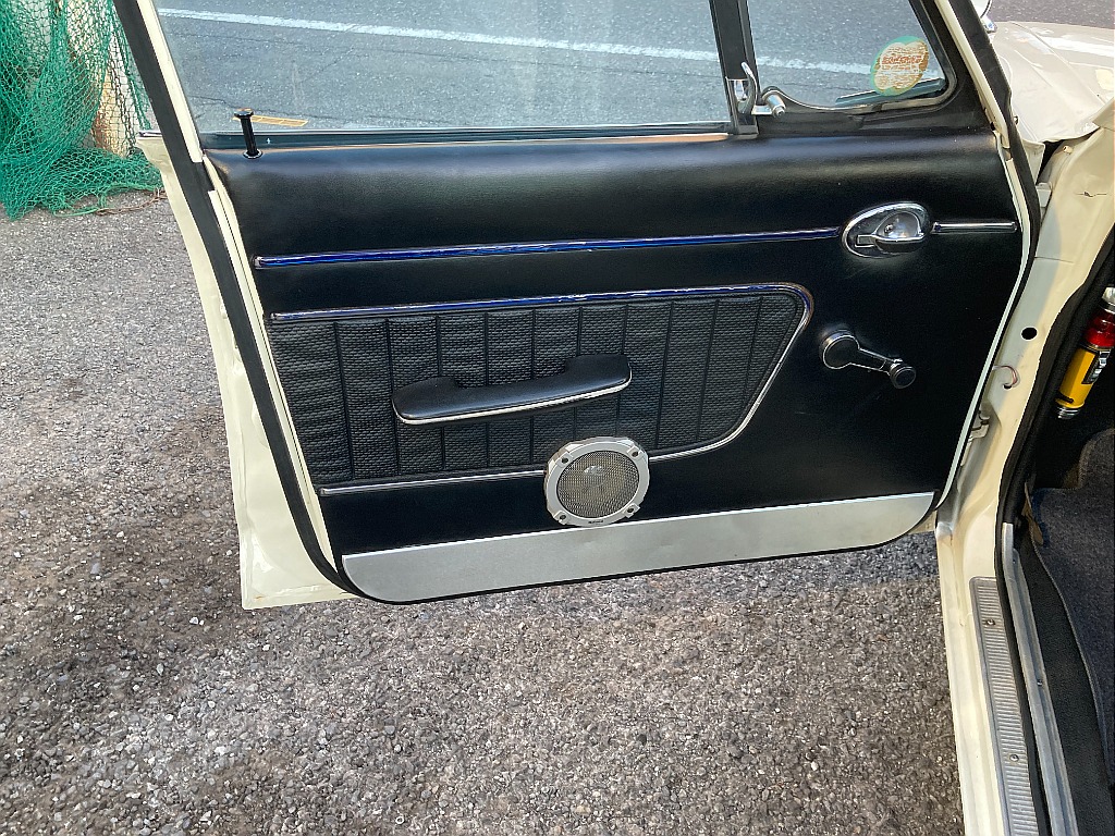 日産 スカイライン　4ドア(15枚目)