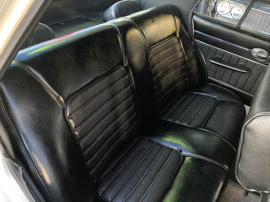 日産 スカイライン　4ドア(6枚目)