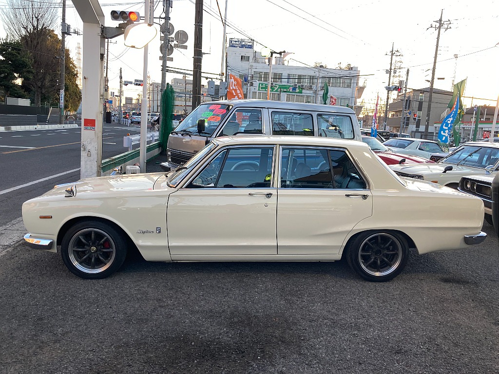 日産 スカイライン　4ドア(10枚目)